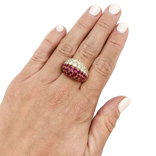 Bague 57 Bague dôme en or jaune diamants et rubis. 58 Facettes 30527