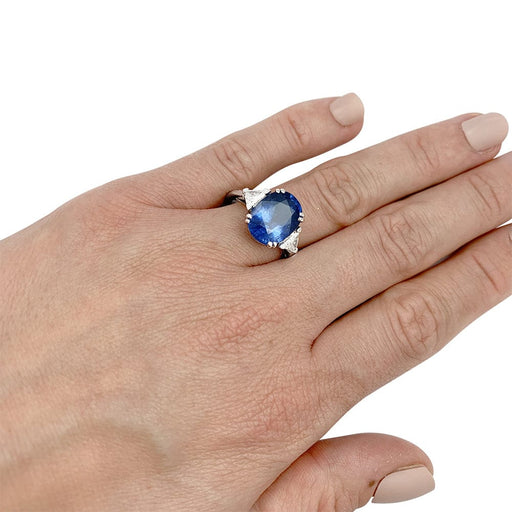 Ring 52 White gold ring, 6,8 carat sapphire set with diamonds. 58 Facettes 30387