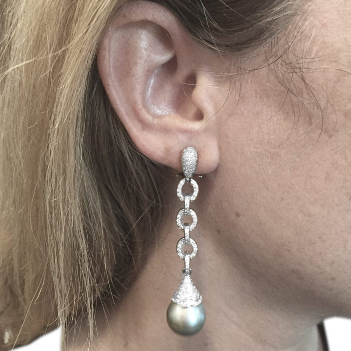 Boucles d'oreilles Boucles d'oreilles pendantes en or blanc, diamants et perles. 58 Facettes 28490