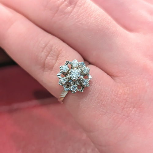 Bague Bague marguerite en or blanc et diamants 58 Facettes 25485