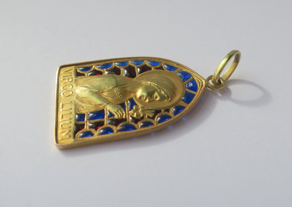 Pendentif Médaille Art Nouveau Vierge au Lis émail plique à jour 58 Facettes