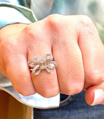 Bague 55 Bague Noeud en or blanc diamants 58 Facettes