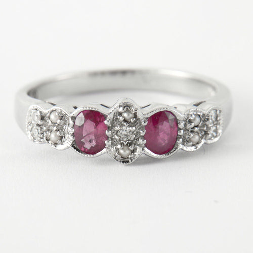 Bague 54 Bague Saphirs roses et éclats de diamants 58 Facettes