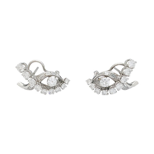 Boucles d'oreilles Boucles d'oreilles entrelacs en or blanc et diamants. 58 Facettes 31159