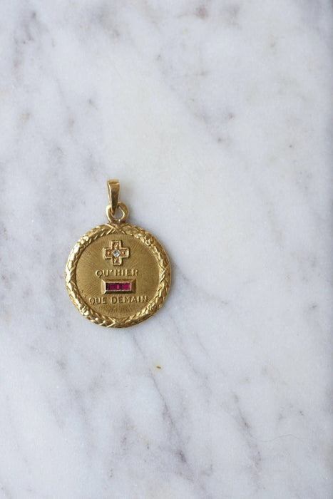 Pendentif Médaille d'amour ancienne AUGIS or jaune 58 Facettes