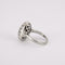 Bague 55 Bague ovale, en or gris, diamants 58 Facettes