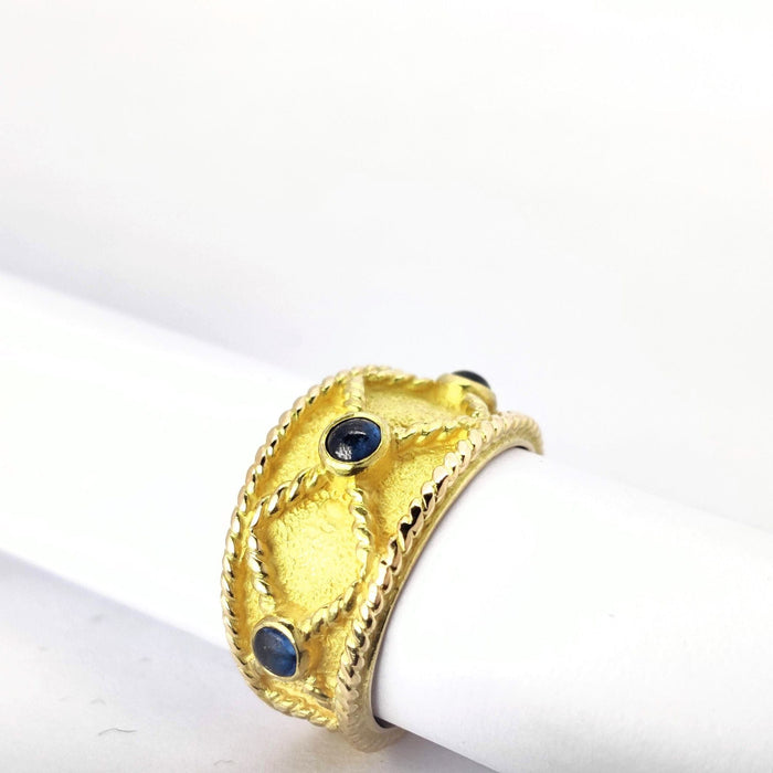 Bague Bague en or jaune et saphirs 58 Facettes 5624