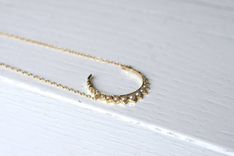 Collier Collier Croissant de lune ancien or et perles 58 Facettes