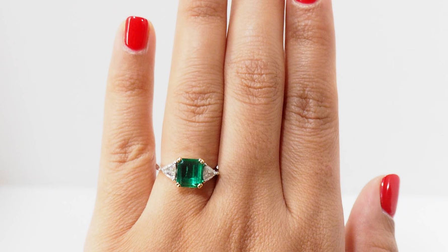 Bague 53.5 Bague émeraude de Colombie, or blanc et diamants triangle 58 Facettes F 4926