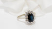 Bague 54 Bague marguerite en or blanc, saphir ovale et diamants 58 Facettes 31322