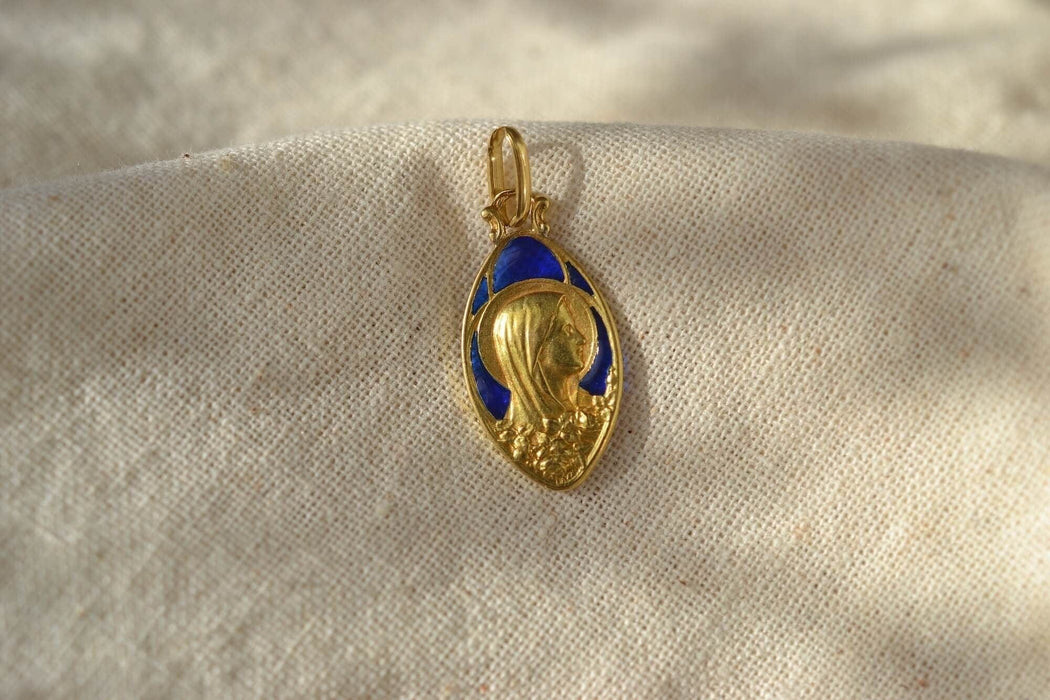 Pendentif Médaille Vierge Marie émail bleu 58 Facettes Ref1894