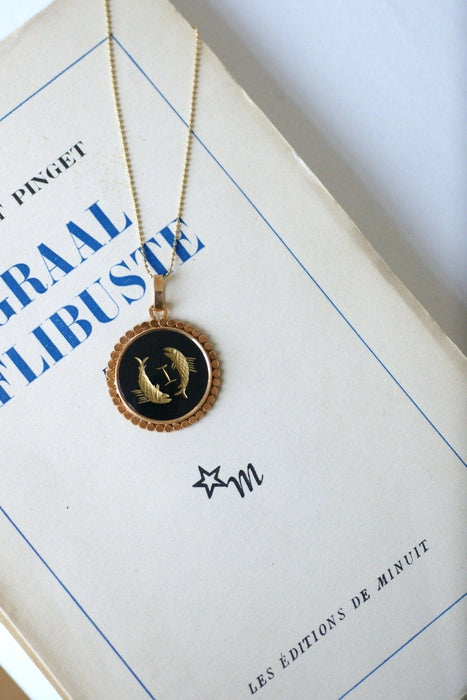 Pendentif Médaille astrologique Poissons, or rose et onyx 58 Facettes