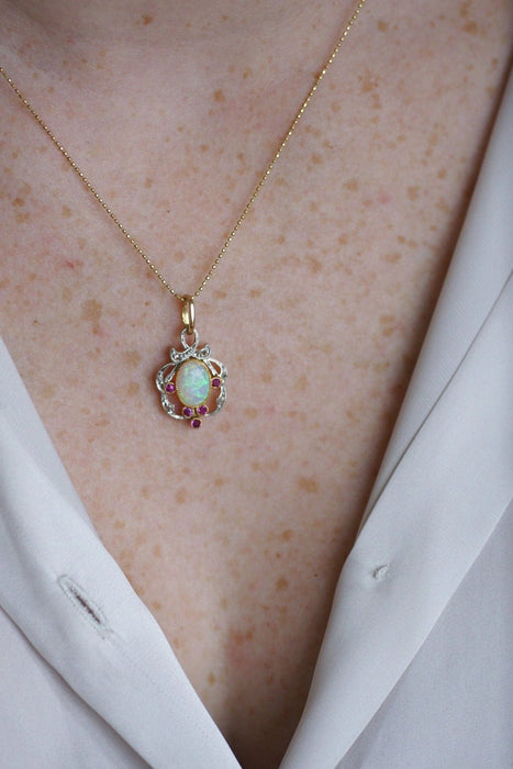 Pendentif Pendentif ancien opale entourage rubis et diamants 58 Facettes