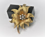 Brooch Gold and diamond flower brooch 58 Facettes