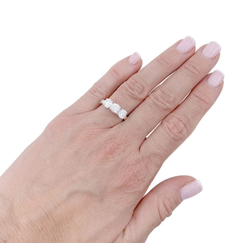 Bague 55 Bague "trilogie", or blanc, diamants. 58 Facettes 32711
