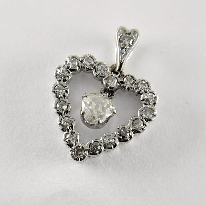 Pendentif Pendentif coeur en or blanc et diamants 58 Facettes 5603