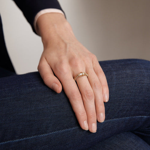 Bague 53.5 Bague contemporaine en or rose, diamants 58 Facettes