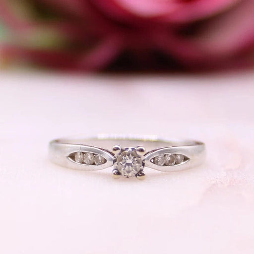 Solitaire diamond shoulder ring in white gold 58 Facettes