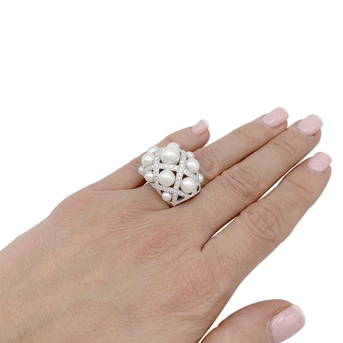 Bague 56 Bague Chanel, Baroque, or blanc, diamants, perles de culture. 58 Facettes 32342