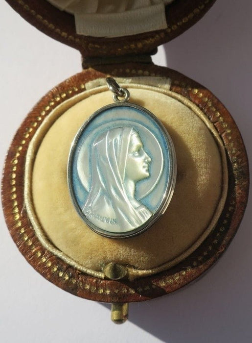 Pendentif Médaille pendentif Vierge nacre or blanc signée Chauvin 58 Facettes
