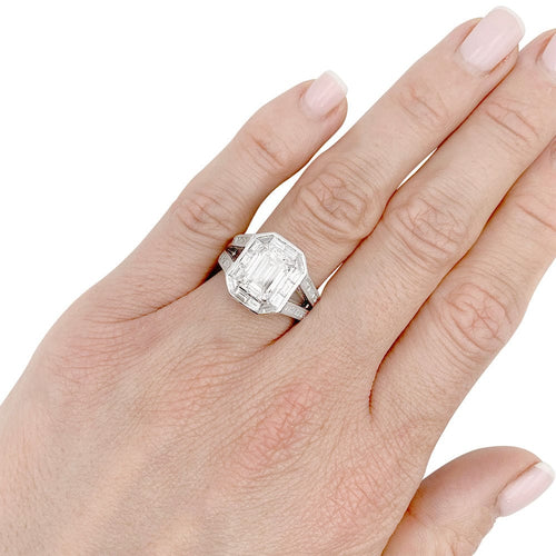 Bague 49 Bague diamant taille émeraude, entourage diamants baguettes, platine. 58 Facettes 32516