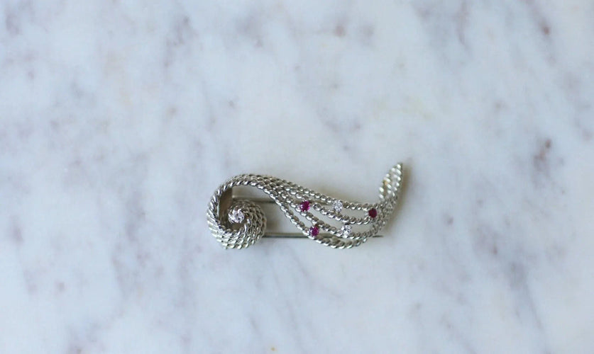 Broche Broche volute Or blanc Diamants Rubis 58 Facettes