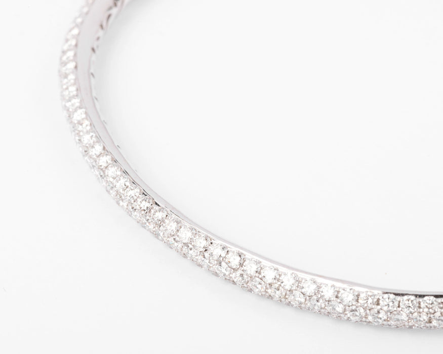 Bracelet Bracelet jonc en or gris serti de 3 lignes de diamant 58 Facettes