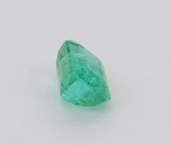 Gemstone Certificat Emeraude 0.66cts GFCO 58 Facettes 178