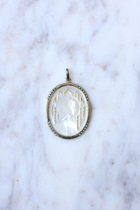 Pendentif Médaille ancienne Art Déco Vierge sur nacre, or blanc, et perles 58 Facettes