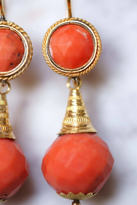 Boucles d'oreilles pendantes anciennes en or et goutte de corail 58 Facettes