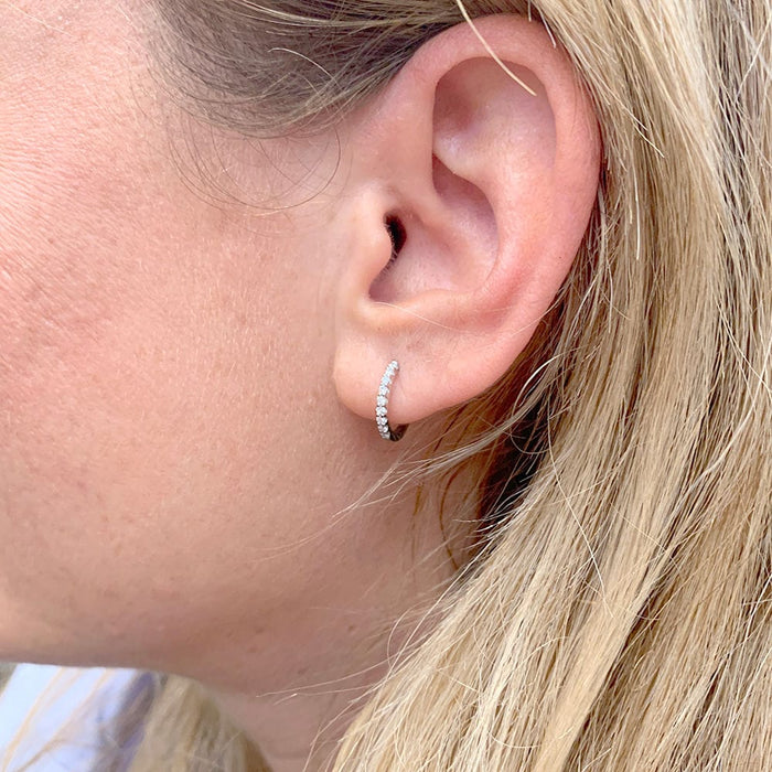 Boucles d'oreilles Paire de petites créoles en or blanc, diamants. 58 Facettes 32301