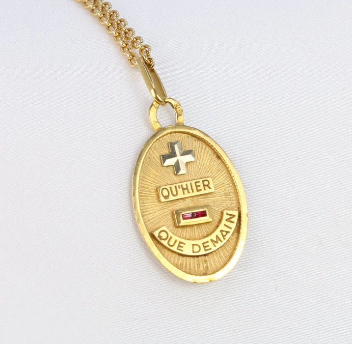 Pendentif Médaille Amour ovale Plus qu’hier moins que demain, Augis 58 Facettes 529