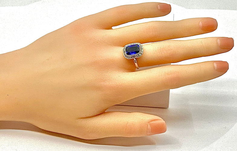 Bague 52 Bague en or blanc 18 carats, diamants et saphir Verneuil. Epoque 1900 58 Facettes AB266