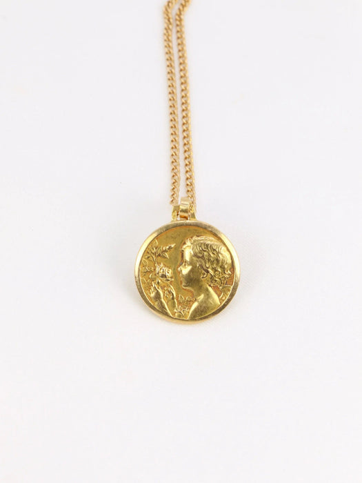 Pendentif Médaille ancienne en or figurant la fillette à la rose 58 Facettes 801