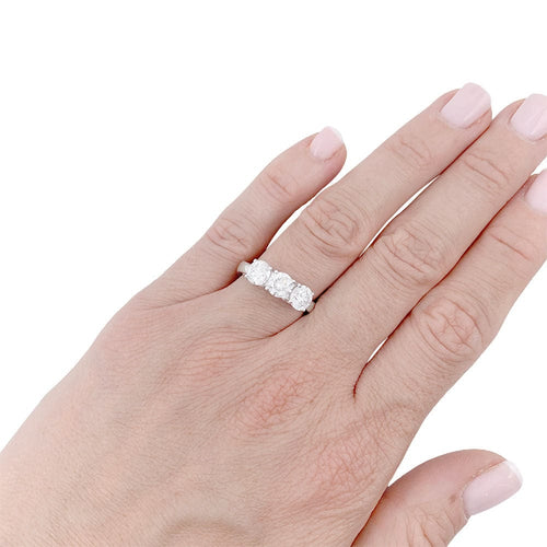 Bague 55 Bague "trilogie", or blanc, diamants. 58 Facettes 32711