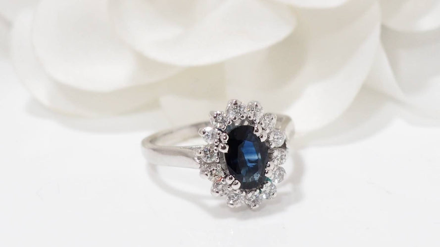 Bague 54 Bague marguerite en or blanc, saphir et diamants 58 Facettes 32002