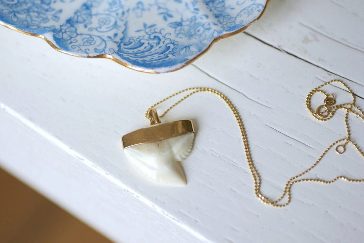 Pendentif Pendentif vintage charm or dent de requin 58 Facettes