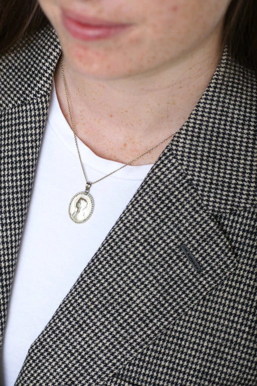 Collier Médaille religieuse sur chaîne Art Déco or blanc, nacre et perles 58 Facettes