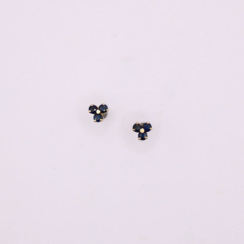 Boucles d'oreilles Boucles d’oreilles clous en or jaune, trilogie de saphirs 58 Facettes