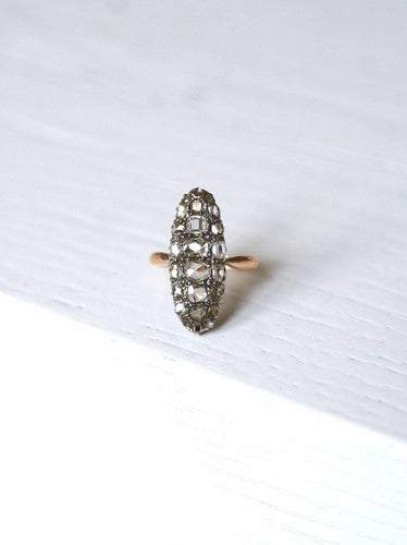 Bague marquise ancienne en or rose, argent, et diamants 58 Facettes