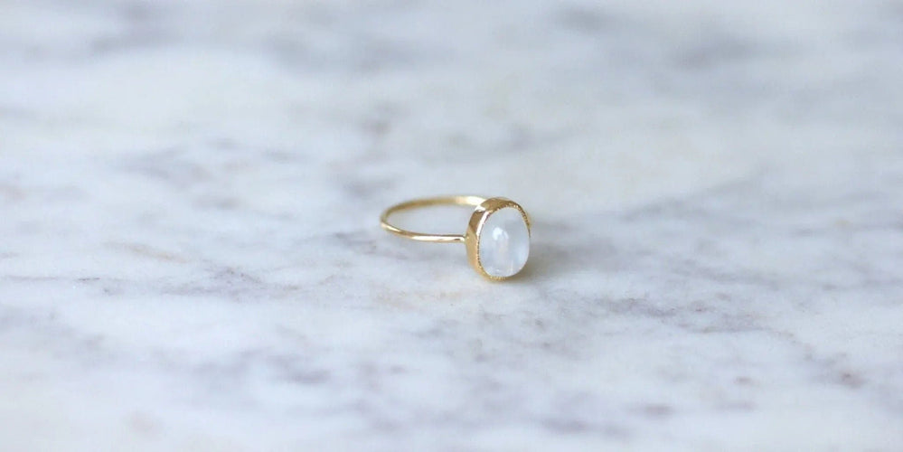 Bague Bague ancienne pierre de lune sur or jaune 58 Facettes