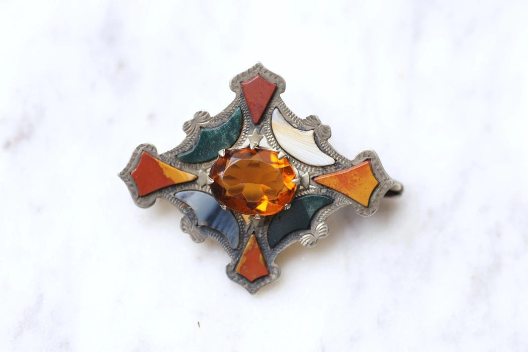 Broche losange Ecossaise ancienne en argent, jaspe, et agate 58 Facettes