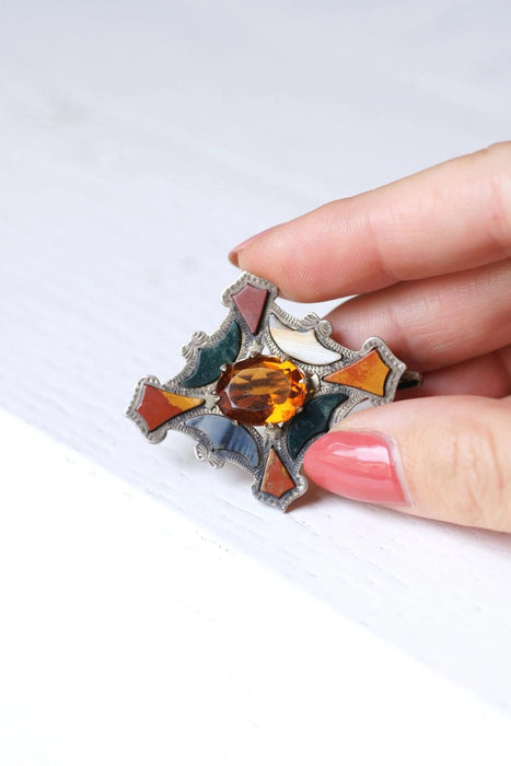 Broche losange Ecossaise ancienne en argent, jaspe, et agate 58 Facettes