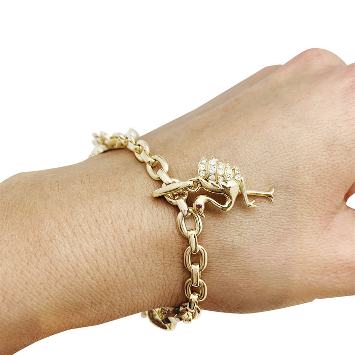 Bracelet Cartier en or jaune, 6 breloques, diamants, émeraudes et rubis.