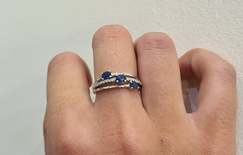 Bague 52 Bague en or blanc saphirs, diamants 58 Facettes