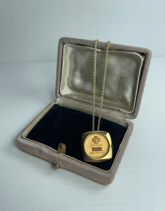 Pendentif Médaille Amour Augis , Diamant et Rubis 58 Facettes