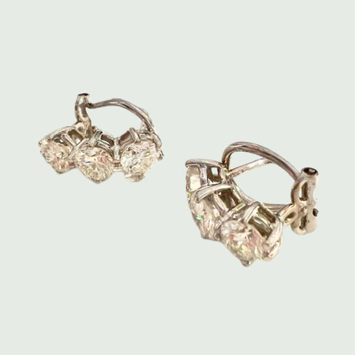 Boucles d'oreilles BOUCLES D'OREILLES en or 18 kt de design classique contemporain avec diamants 58 Facettes Q946A