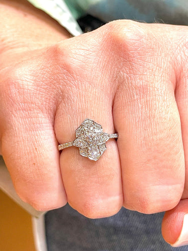 Bague 52 Bague style art déco en or blanc 18 carats et diamants 58 Facettes