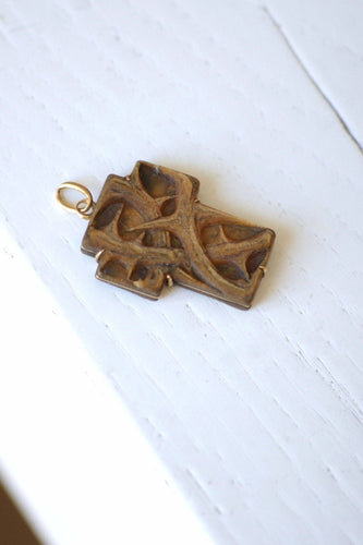 Pendentif Pendentif croix Art Nouveau en or et corne 58 Facettes