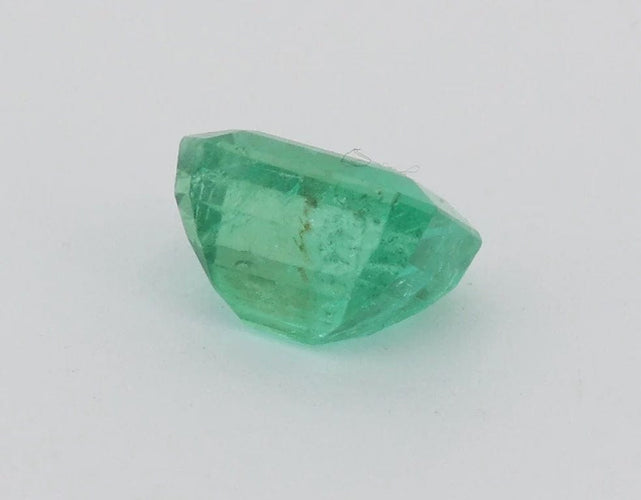 Gemstone Certificat Emeraude 0.66cts GFCO 58 Facettes 178